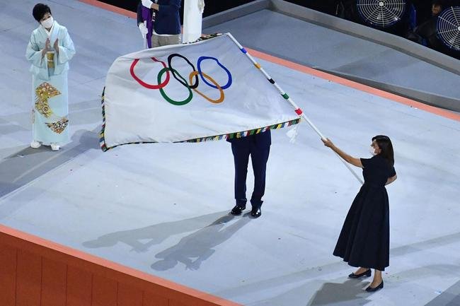 T�quio passa o bast�o a Paris, pr�xima sede dos Jogos Ol�mpicos. Na foto, o presidente do COI, Thomas Bach, e a prefeita da capital francesa, Anne Hidalgo 
