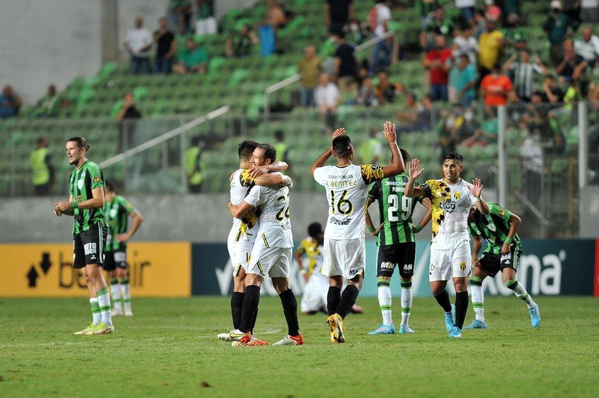 Aos 46min da etapa complementar, Josue Colmn fez linda jogada individual e contou com desvio da defesa para dar um 'banho de gua fria' nos mandantes: Guaran 1 a 0.