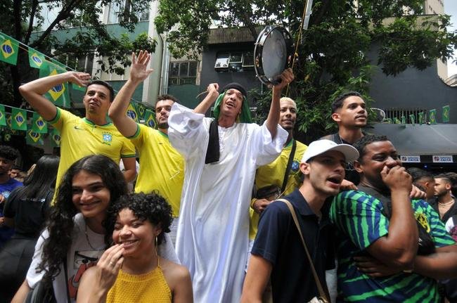 Na regio da Savassi, em BH, torcedores vibram com vitria do Brasil sobre a Sua, por 1 a 0, pela segunda rodada do Grupo G da Copa do Mundo do Catar