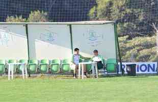 Depois de reunio com elenco e diretoria, Adilson Batista observou treino comandado por Drubscky no Amrica