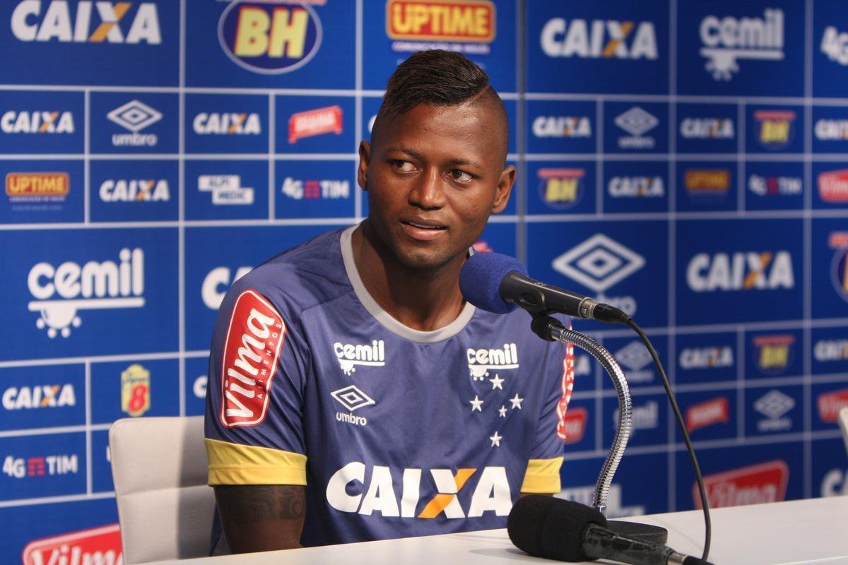 Riascos (atacante) - Marcado por perder um pnalti pelo Tijuana num jogo de Copa Libertadores contra o Atltico, o atacante colombiano foi contratado pelo Cruzeiro para a temporada 2015. Ele assinou contrato de trs anos. Sem o apoio da torcida, Riascos no se sentiu  vontade em Belo Horizonte. fazendo apenas trs partidas pelo clube celeste. A diretoria, ento, o emprestou ao Vasco. Pelo clube carioca, o centroavante fez 17 gols em 49 jogos, o que despertou a ateno por parte da cpula celeste. Integrado novamente, o camisa 18 fez dez partidas no Brasileiro de 2016, mas deu uma declarao polmica depois de uma partida e acabou afastado do elenco. Em 2017, Riascos disputou o Campeonato Colombiano pelo Millonarios e ajudou a equipe a se classificar para a Copa Libertadores. Em 37 partidas, ele marcou 10 gols. Ele defender o Vasco neste ano.