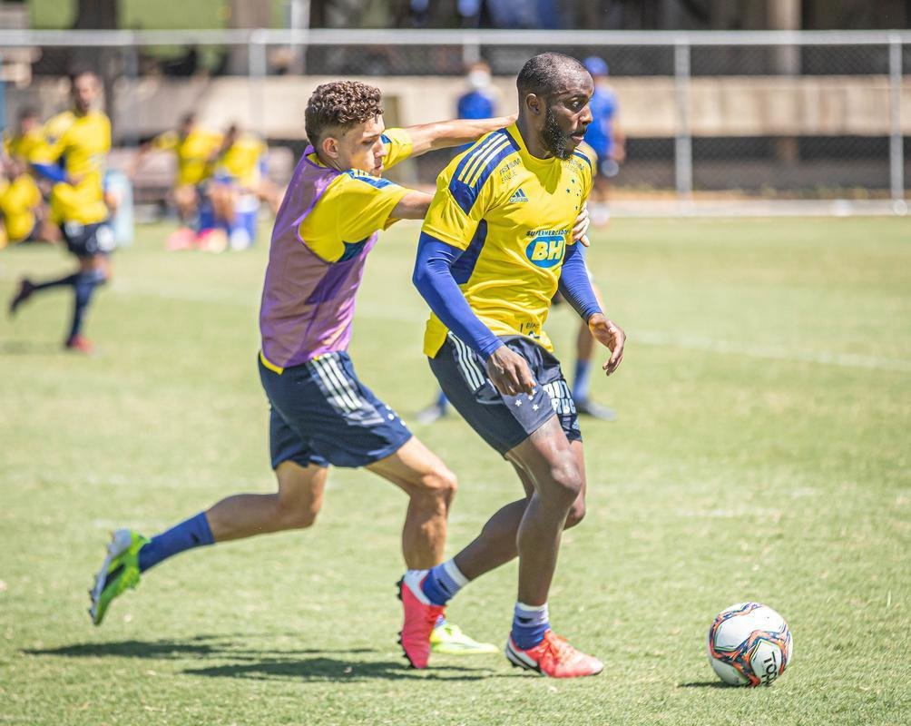 Cruzeiro estreou camisa de treino amarela durante atividade neste domingo (28/03)