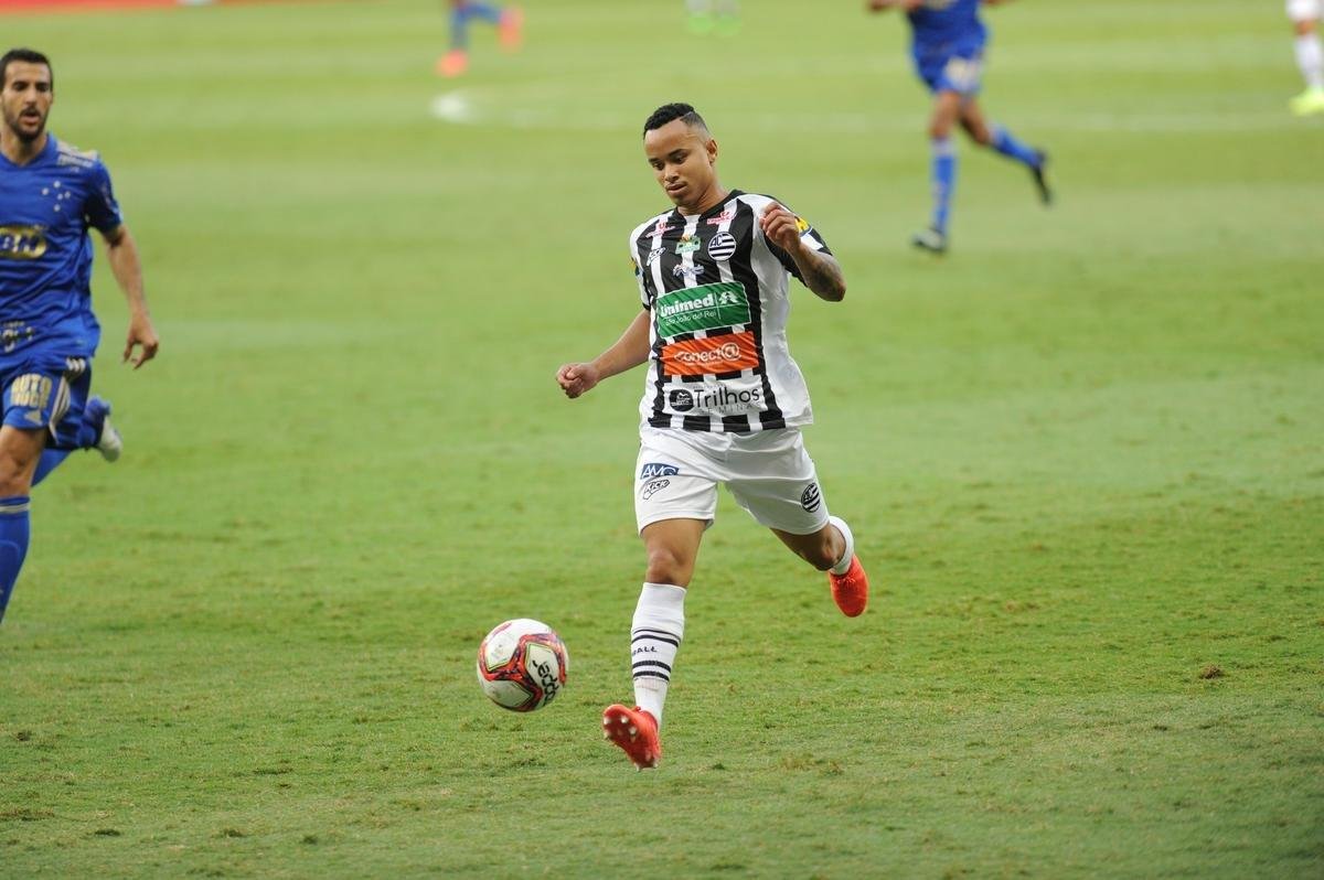 Fotos da vitria do Cruzeiro sobre o Athletic de So Joo del-Rei, por 1 a 0, no Mineiro, pela quarta rodada do Campeonato Mineiro de 2021. Marcelo Moreno, de pnalti, marcou o gol do triunfo celeste no Gigante da Pampulha