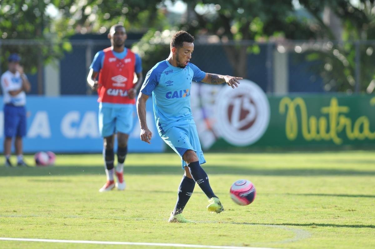 Cruzeiro se reapresentou aps estreia na Copa Libertadores e iniciou sua preparao para o clssico de domingo, s 11h, no Independncia, contra o Atltico, pela nona rodada do Mineiro. As novidades foram as presenas do atacante Sass e do zagueiro Cac, da base. Fred foi vetado devido a um estiramento na panturrilha direita. 