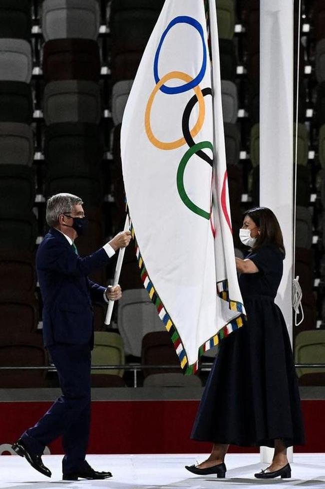 T�quio passa o bast�o a Paris, pr�xima sede dos Jogos Ol�mpicos. Na foto, o presidente do COI, Thomas Bach, e a prefeita da capital francesa, Anne Hidalgo 