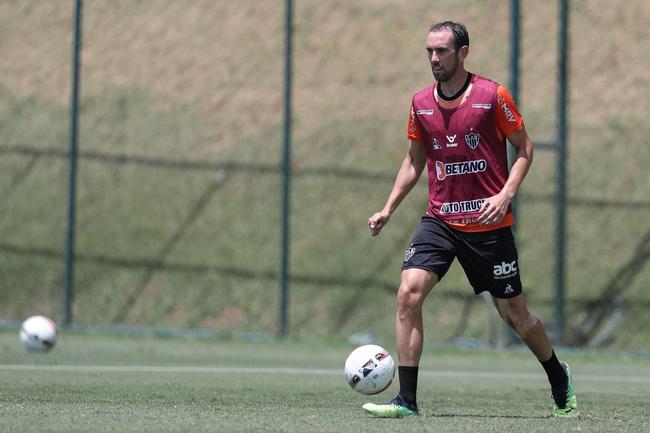 Com seriedade, mas tambm descontrao, o Atltico treinou sob sol forte na manh desta sexta-feira (21), na Cidade do Galo, em Vespasiano. Este foi o quinto dia de pr-temporada para o clube mineiro em 2022, sob o comando do tcnico argentino Antonio 'El Turco' Mohamed. Novas baixas, o volante Allan e o atacante Keno testaram positivo para COVID-19 e no participaram das atividades (ambos cumprem perodo de sete dias de isolamento social).