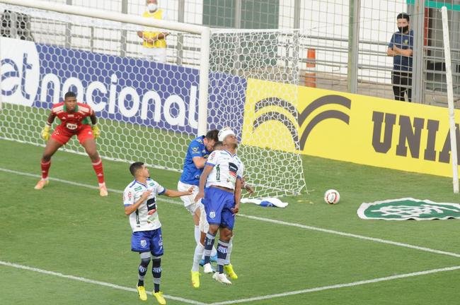 Cruzeiro goleou URT por 3 a 0 no Independncia com gols de Thiago, Machado e Edu em sua estreia no Mineiro. Ronaldo, dono da SAF, assistiu  partida no Horto. Duelo marcou estreia do tcnico uruguaio Paulo Pezzolano
