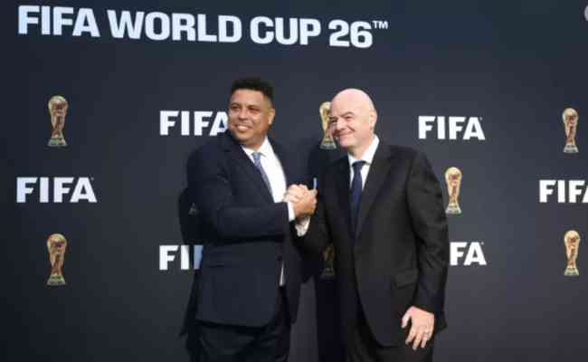 Ronaldo anunciou o emblema ao lado de Gianni Infantino, presidente da Fifa