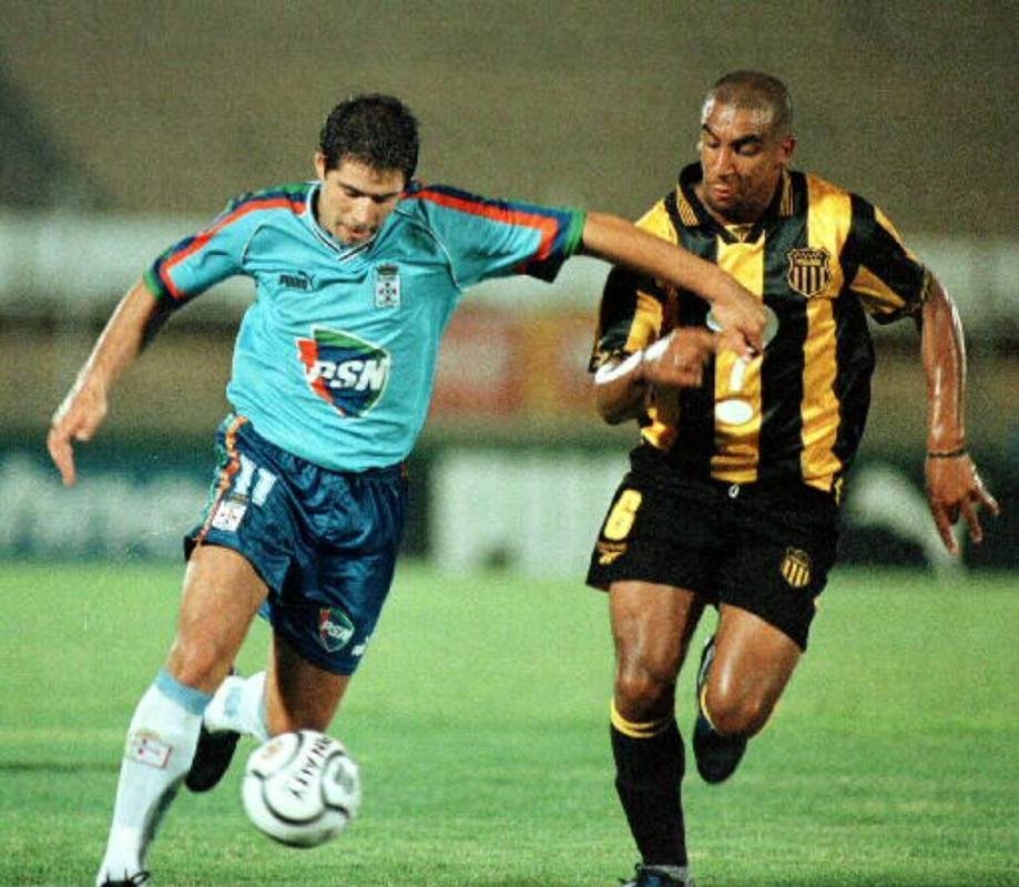 Em 2000, o Pearol-URU passou com duas vitrias, trs empates e uma derrota. O time foi eliminado nas oitavas de final.