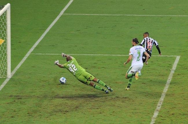 Ademir empatou o clssico para o Atltico, em condio de impedimento: 1 a 1. Na fase de grupos, Copa Libertadores no tem recurso do VAR