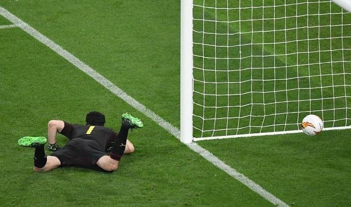 Com direito a um show de Hazard no segundo tempo, quando o craque belga marcou dois gols e ainda deu assistncia para Pedro balanar as redes, o Chelsea goleou o Arsenal por 4 a 1, nesta quarta-feira, no estdio Olmpico de Baku, no Azerbaijo, e conquistou o seu segundo ttulo da Liga Europa