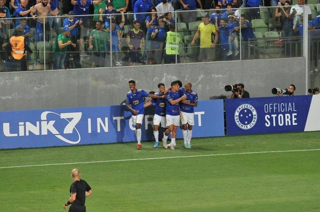Gol de Edu, do Cruzeiro, sobre o Uberlndia no Independncia: 2 a 1