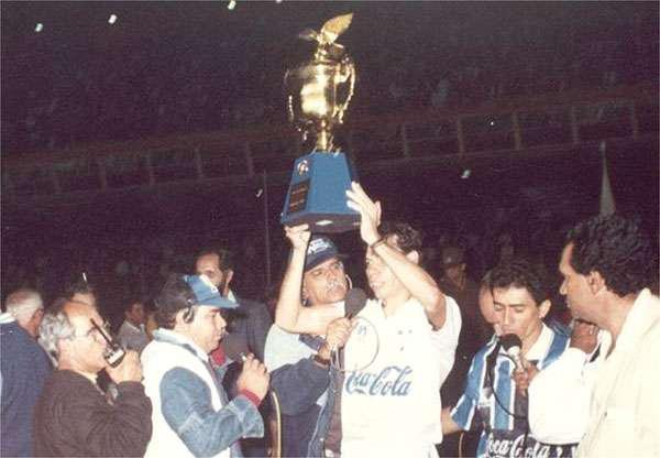 Nonato (com camisa do Grmio) em comemorao do ttulo da Copa do Brasil de 1993