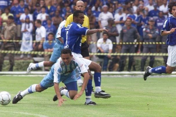 Em 30 de novembro de 2003, Cruzeiro derrotou o Paysandu por 2 a 1, no Mineiro, pela 44 rodada, e confirmou o ttulo brasileiro de forma antecipada. Zinho, no primeiro tempo, e Mota, no segundo, marcaram os gols celestes. Aldrovani descontou para o Papo. Depois do apito final, uma grande festa tomou conta do gramado e das arquibancadas. 