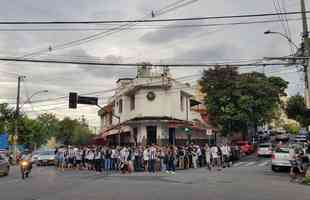 Nesta quinta-feira (2), torcedores do Atltico lotaram os bares de BH para acompanhar Bahia x Galo, jogo adiado da 32 rodada do Campeonato Brasileiro. Na imagem, Bar do Salomo, na Rua do Ouro.