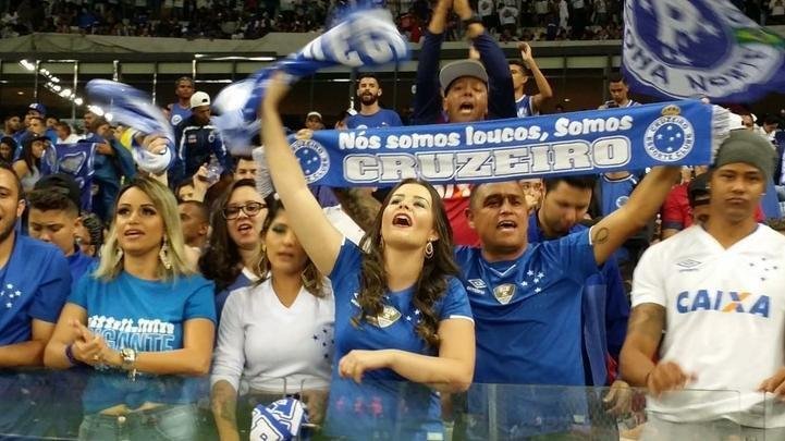Torcida do Cruzeiro durante a partida contra o Internacional, no Mineirão, pela semifinal da Copa do Brasil