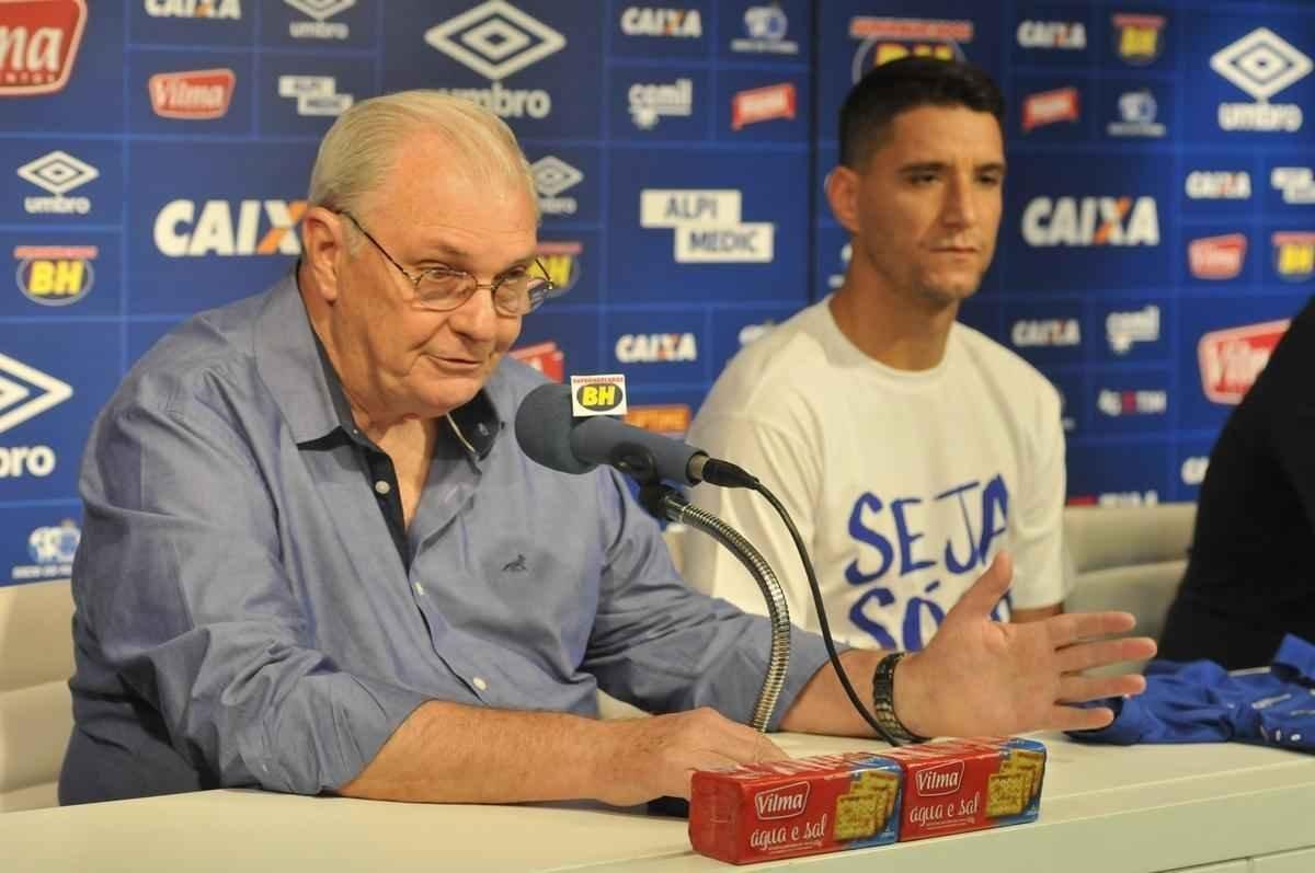 Thiago Neves foi apresentado no Cruzeiro pelo presidente Gilvan de Pinho Tavares