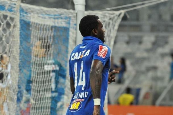 Veja imagens de Cruzeiro x Figueirense, que fizeram jogo movimentado no Mineiro