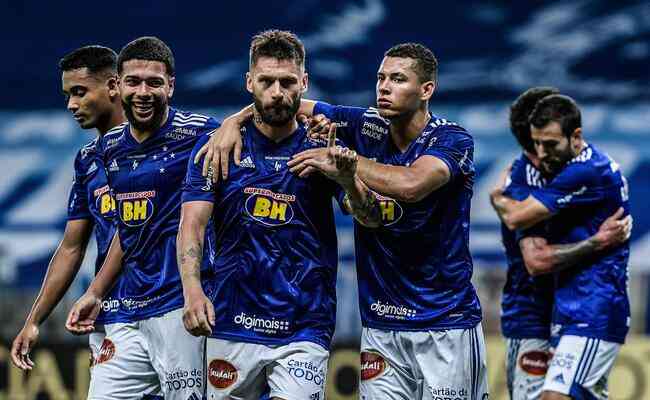 Jogadores do Cruzeiro comemorando gol de Rafael Sóbis, no duelo diante o Brasil-RS, pelo Campeonato Brasileiro de 2020