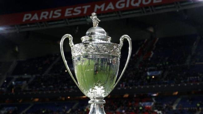 Oito clubes levantaram trof�u da Copa da Fran�a em duas oportunidades - S�te (1929/30 e 1933/34), Sochaux (1936/37 e 2006/07), Sedan (1955/56 e 1960/61), Montpellier (1928/29 e 1989/90), Metz (1983/84 e 1987/88), Stade de Reims (1949/50 e 1957/58), Guingamp (2008/09 e 2013/14) e CASG Paris (1918/1919 e 1924/1925)