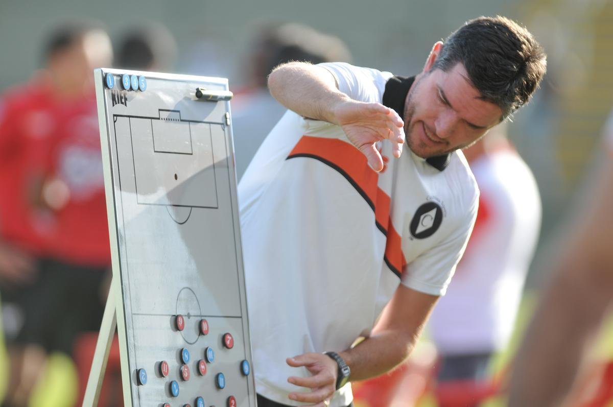 Diogo Giacomini, ex-auxiliar e tcnico interino do Atltico, dirige hoje o Coimbra, de Nova Lima