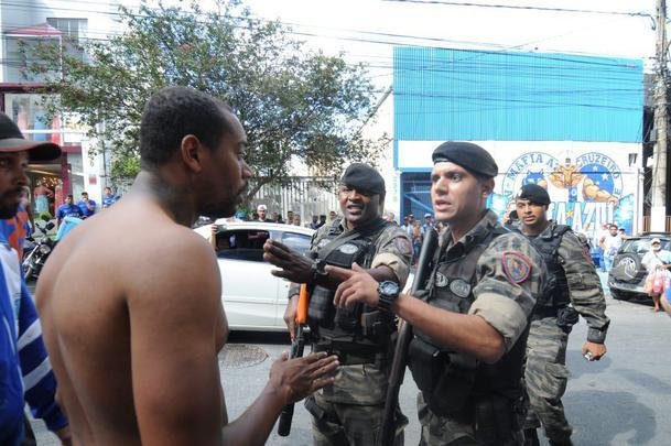 Em protesto na porta da Sede Administrativa, torcedores do Cruzeiro pediram renncias do presidente Wagner Pires de S e de seus vices, Hermnio Lemos e Ronaldo Granata