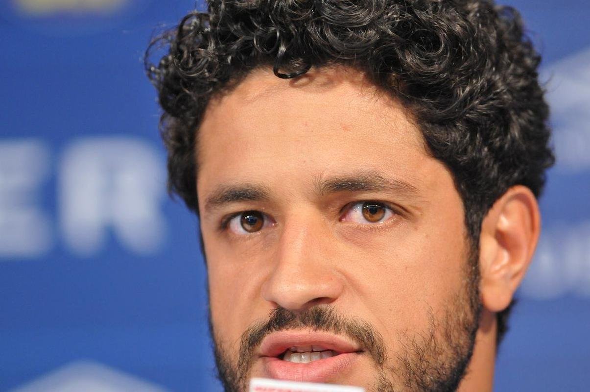 Lo no esconde a alegria de ser o terceiro zagueiro com mais gols pelo Cruzeiro: 22 em 401 jogos. Sua melhor temporada foi em 2014, quando balanou a rede cinco vezes em 48 apresentaes.