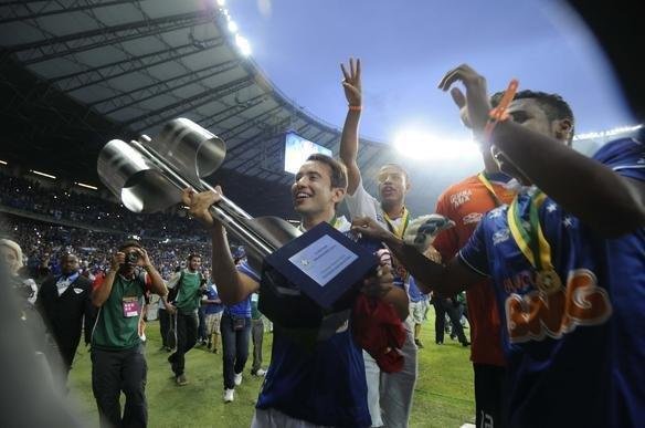 Mesmo com derrota para o Bahia, Cruzeiro fez festa e recebeu o trofu do Brasileiro