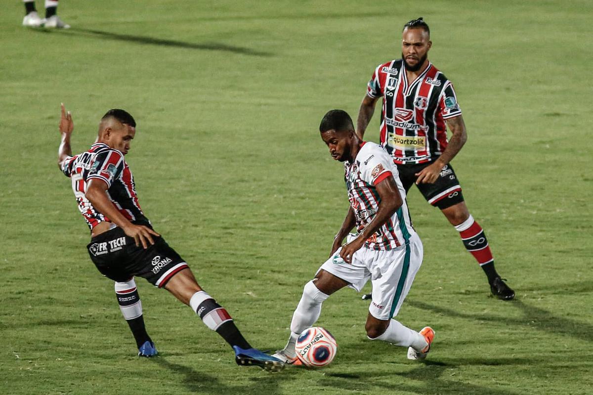 Primeiro tempo de jogo foi pegado, com chances para as duas equipes. O Salgueiro começou se lançando mais para o ataque, mas foram do Santa Cruz as melhores oportunidades. O time coral até balançou as redes, mas a arbitragem assinalou impedimento.