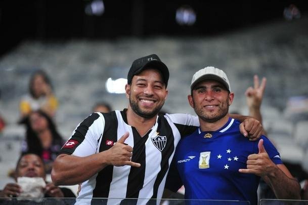 Fotos das torcidas de Uruguai e Equador no Mineiro