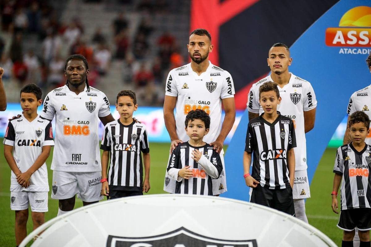 Galo perdeu muitas chances e acabou tropeçando em Curitiba