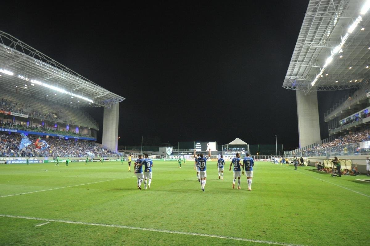 Com gols de Thiago Neves, Arrascaeta e Ded, Cruzeiro goleou a Chapecoense por 3 a 0