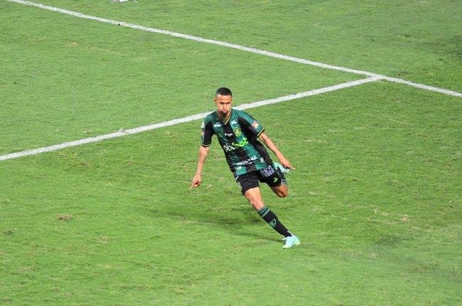 Ademir marcou dois gols na etapa final e colocou o Amrica em vatagem: 2 a 0