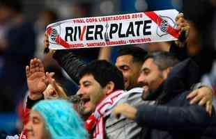Torcidas de River Plate e Boca Juniors no Santiago Bernabu, em Madri, antes da final da Libertadores
