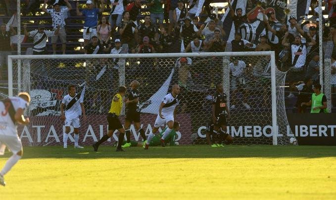 Fotos do primeiro tempo do jogo entre Danubio e Atltico, em Montevidu, pela segunda fase da Libertadores