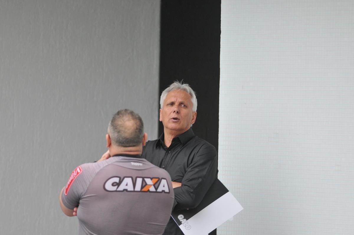 Atltico voltou ao trabalho nesta quinta-feira e apresentou Ricardo Oliveira; alm do atacante, presidente Sergio Sette Cmara e diretor de futebol Alexandre Gallo falaram com os jornalistas. Na foto, o ex-jogador der Aleixo, que agora ser observador tcnico do clube.