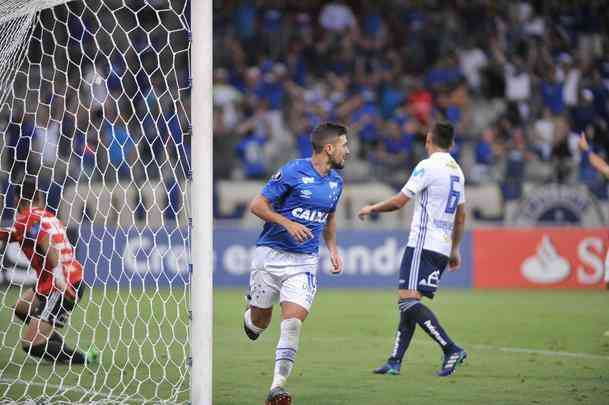 Arrascaeta recebeu cruzamento de Edilson, bateu de primeira e fez o quarto do Cruzeiro: 4 a 0