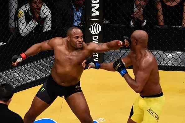 Fotos da derrota de Anderson Silva para Daniel Cormier no UFC 200