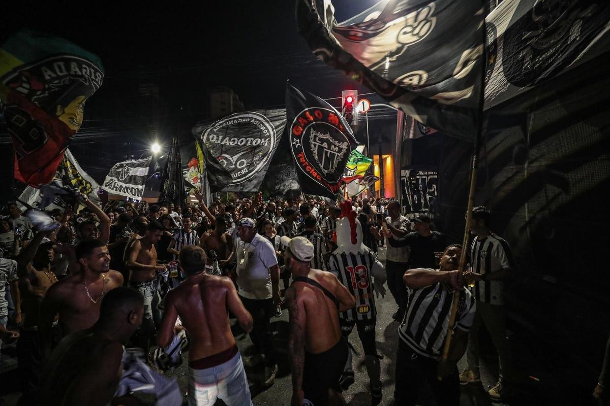 Torcedores do Atltico fizeram viglia em comemorao ao aniversrio de 114 anos do clube, na madrugada desta sexta-feira, na porta da sede de Lourdes