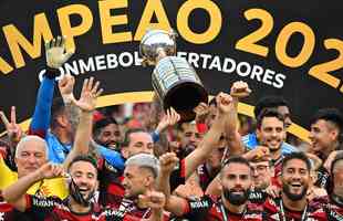 Flamengo ergue a taa de tricampeo da Copa Libertadores. Na final, venceu o Athletico por 1 a 0, em Guayaquil, com gol de Gabigol