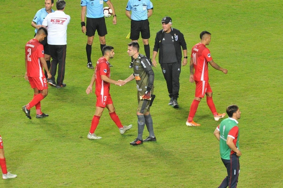 Depois de vitria do Atltico por 1 a 0 no tempo normal, Victor pegou trs pnaltis do Unin La Calera e levou o time alvinegro s oitavas de final da Sul-Americana