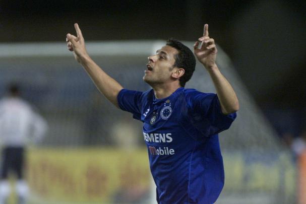 Fred em ação pelo Cruzeiro entre 2004 e 2005