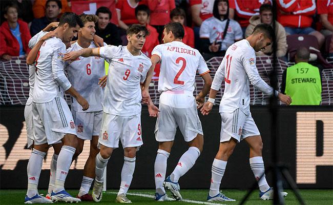 Espanhóis festejam o gol de Sarabia na vitória fora de casa sobre a Suíça