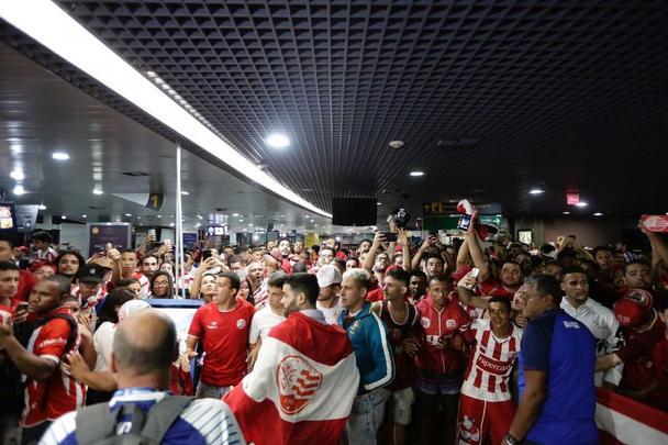 Jogadores, comissão técnica e diretoria do Náutico foram recebidos com festa no desembarque após a conquista do título da Série C do Campeonato Brasileiro, diante do Sampaio Corrêa. A delegação alvirrubra desembarcou em solo pernambucano pouco depois das 23h30 e seguiu em carro aberto para a sede do clube, no bairro dos Aflitos