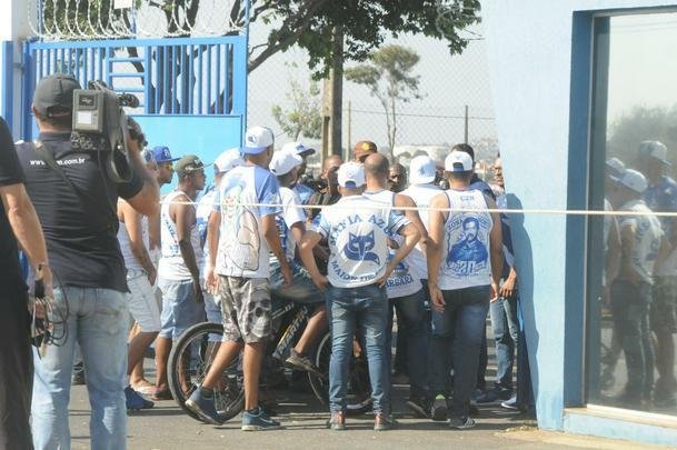 Integrantes da Mfia Azul protestaram na tarde desta tera, na porta da Toca II