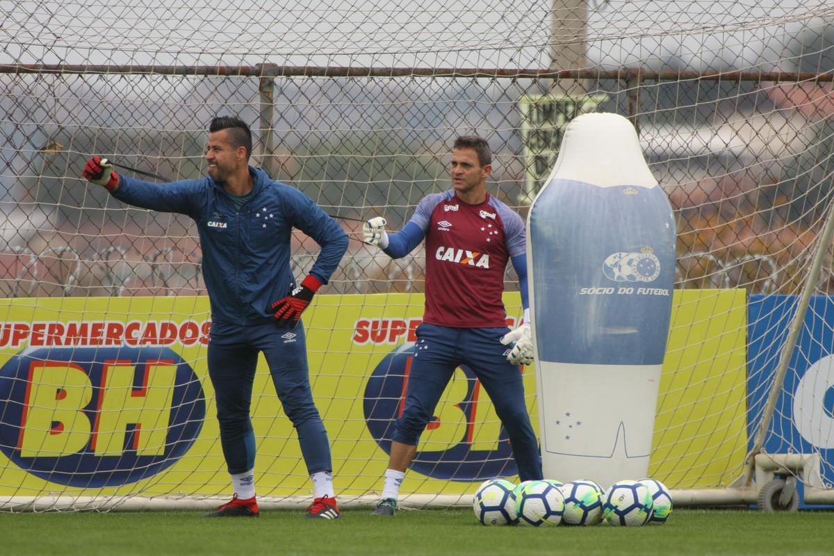 Goleiro Fbio vai a campo sob superviso de preparador Robertinho