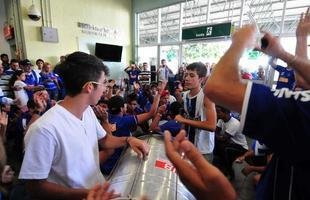 Torcida faz festa em aeroporto para receber o Tricampe�o Brasileiro