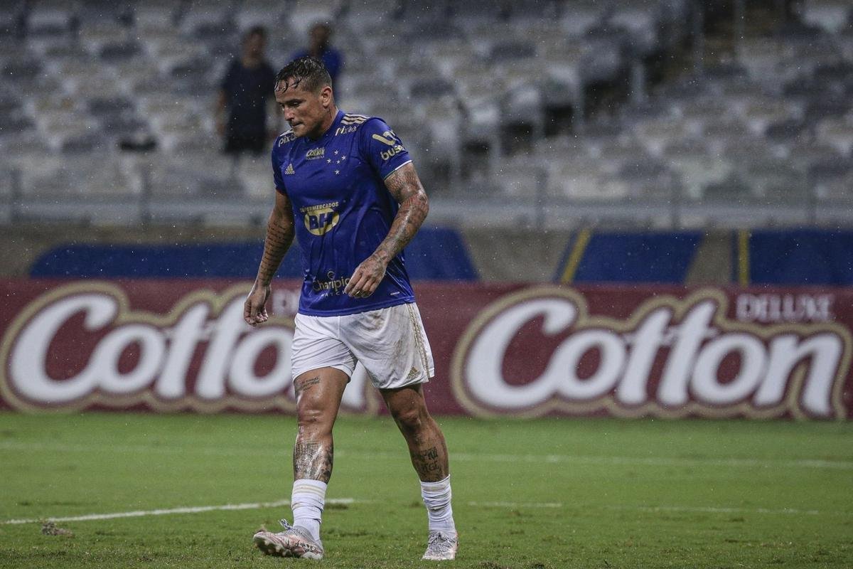 Edu, centroavante (96% dos votos)