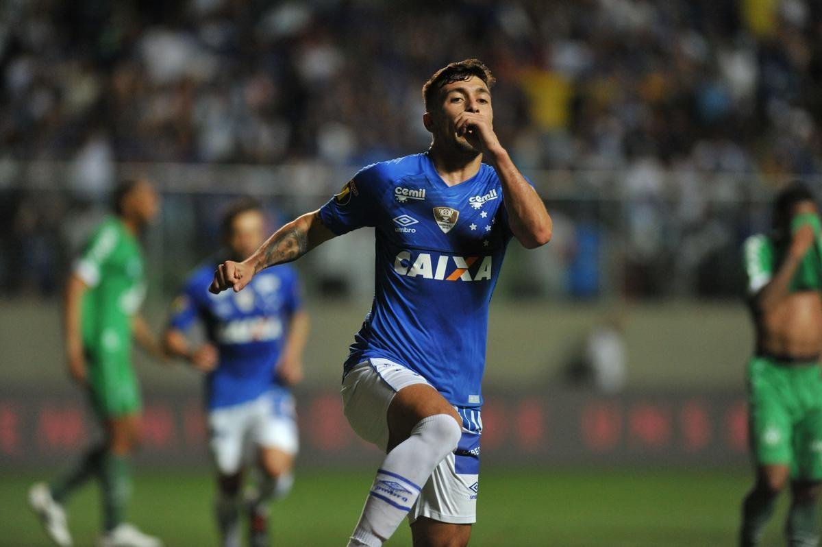 Com gols de Thiago Neves, Arrascaeta e Ded, Cruzeiro goleou a Chapecoense por 3 a 0