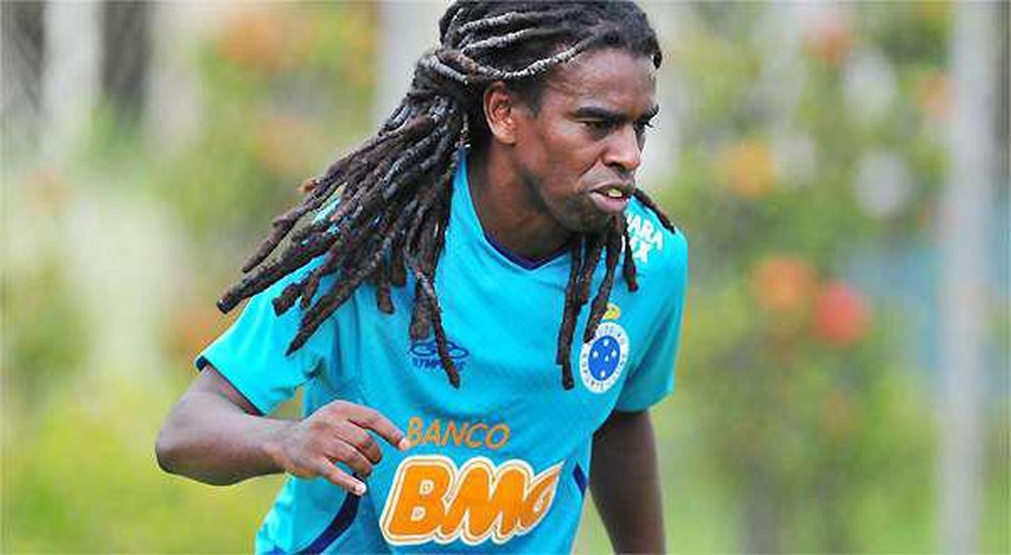 Atualmente com 45 anos, Tinga, volante do Cruzeiro em 2013 e 2014, se aposentou em 2015, quando atuava pelo Cruzeiro